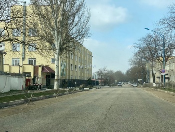 На проезжей части на Кирова установили парковочные барьеры и металлические «ежи»