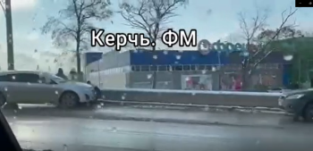 В гололед на Горьковском мосту в Керчи произошла тройная авария