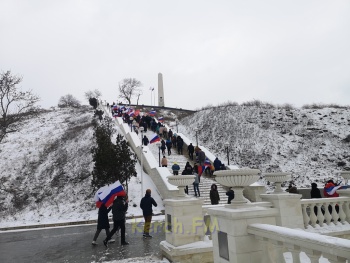 Курсанты, казаки, волонтеры и участники автопробега подняли флаг России на Митридат в Керчи