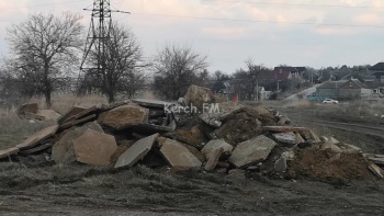Тротуарную плитку с ДК «Судостроитель» и ДК «Корабел» вывалили на кладбище Керчи