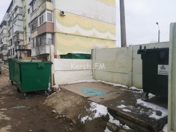 Жители дома по ШГС, 3 в Керчи просят убрать мусор из-под их окон