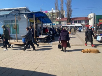 Новости » Общество: Керчане продолжают жаловаться на стихийщиков у центрального рынка