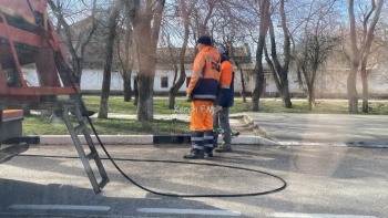 Новости » Общество: В Керчи моют и чистят дороги