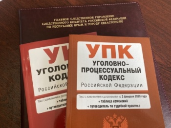 Новости » Общество: В подземном переходе в Крыму не поставили пандус и ребенка-инвалида с коляской приходится носить на руках