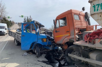 Новости » Криминал и ЧП: При столкновении двух грузовиков в Крыму погиб человек