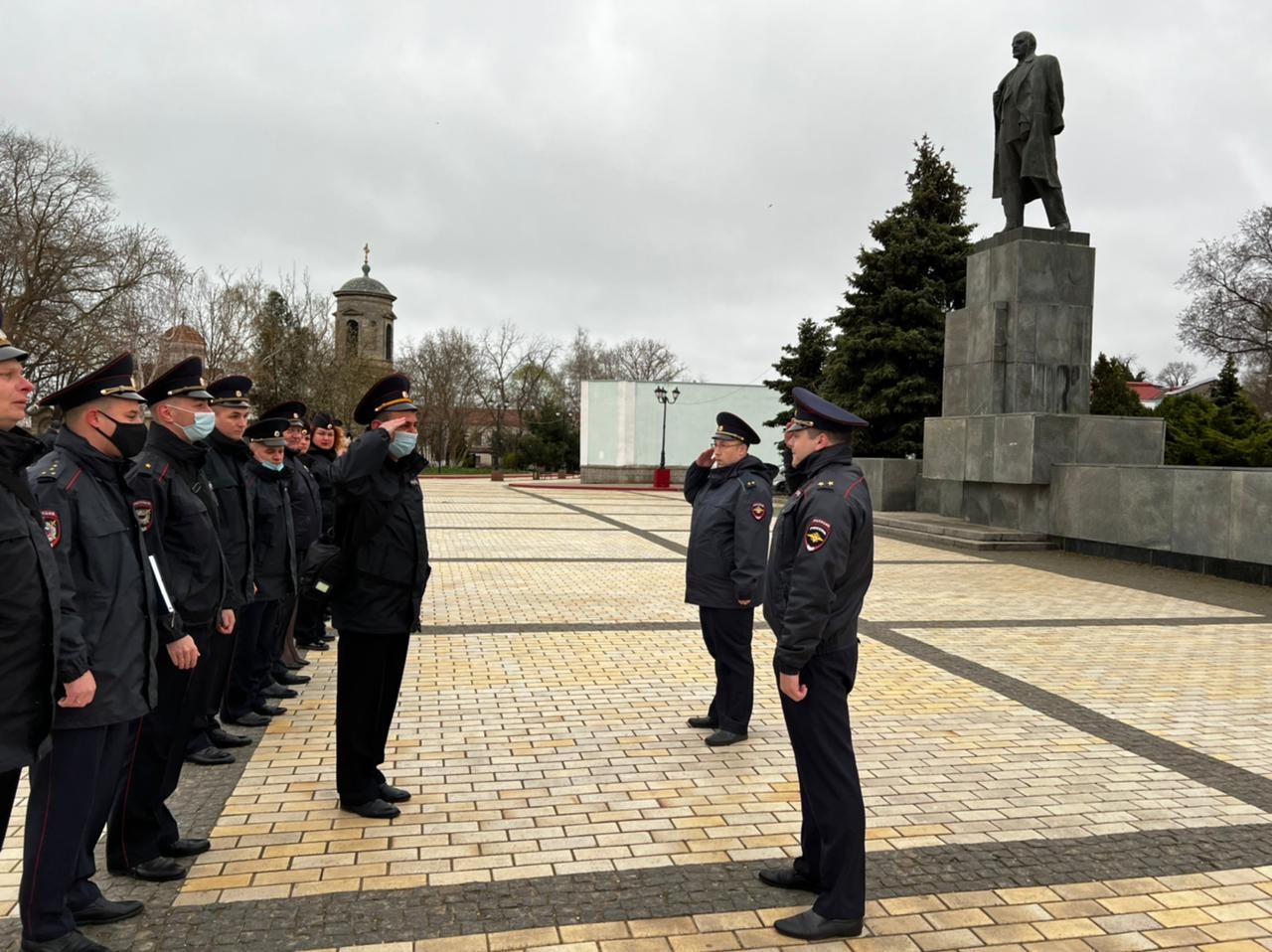 Керчь это мой город новости. Керчь площадь Ленина. Милиция на красной площади. Сотрудник полиции. Керчь подполковник в полиции.