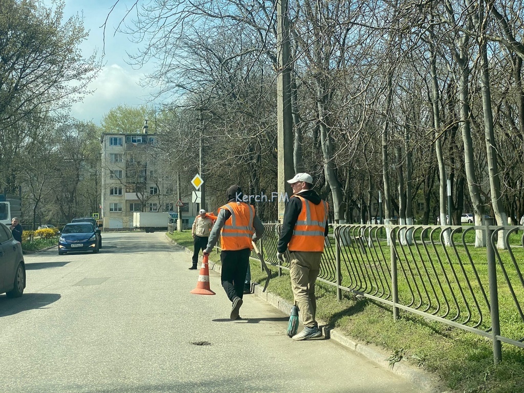 Пешеходный переход для инвалидов. Пандус на пешеходном переходе. Рампа на пешеходном переходе. Съезд на пешеходный переход для инвалидов.