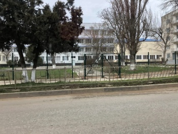 Новости » Общество: Ограждение судомеханического техникума в Керчи завершили