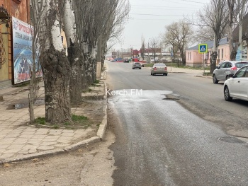 Новости » Общество: На Шлагбаумской в Керчи произошел порыв канализации