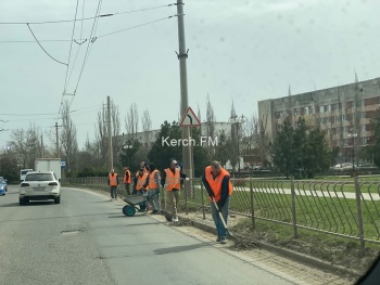 Новости » Общество: В Керчи осужденные приступили к очистке дороги на Вокзальном шоссе