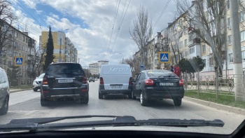 На Свердлова перед пешеходным переходом столкнулись «Mercedes» и «Lada»