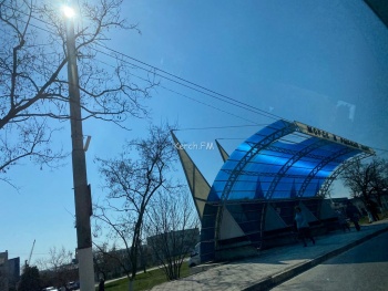 Новости » Общество: В Керчи приступили к ремонту остановочного павильона на КУОРе