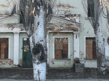 Новости » Общество: Вход в заброшенную баню у керченской полиции заколотили со всех сторон