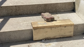 Новости » Общество: Ступени на Митридатской лестнице в Керчи решили «подлатать»