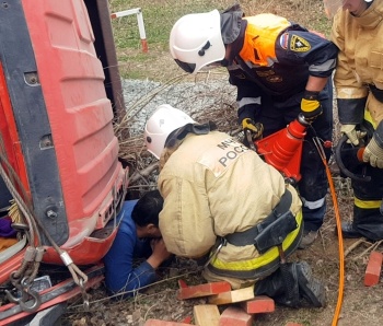 Новости » Криминал и ЧП: Крымские спасатели вытащили из-под 30-тонного грузовика мужчину