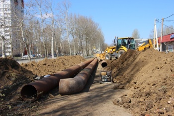 Новости » Общество: На Генерала Петрова в Керчи продолжается замена магистрального водовода