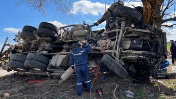 В Крыму «МАЗ» врезался в дерево и опрокинулся, пострадали двое