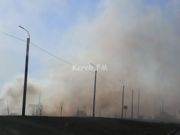 Новости » Криминал и ЧП: В считанные минуты улица Буденного в Керчи превратилась в дымовую завесу из-за пожара