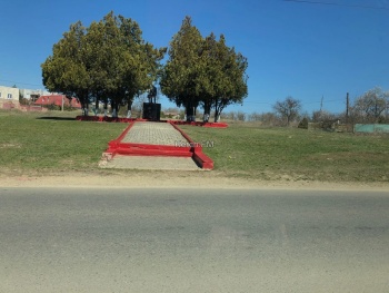 Новости » Общество: Главное красные – бордюр у памятника на Партизанском решили не восстанавливать
