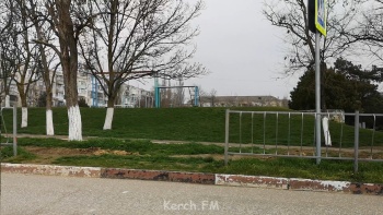 Новости » Общество: Накосячили даже здесь: пешеходный переход к гимназии в Керчи ведет в грязь