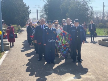 Новости » Общество: В Керчи возложили цветы на воинском кладбище
