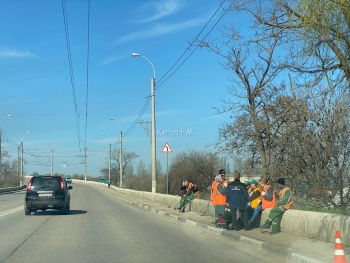 Новости » Общество: Коммунальщики приступили к уборке тротуаров на Горьковском мосту