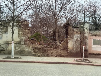 Новости » Общество: Чего и стоило ждать: аварийная стена на ул. Свердлова рухнула