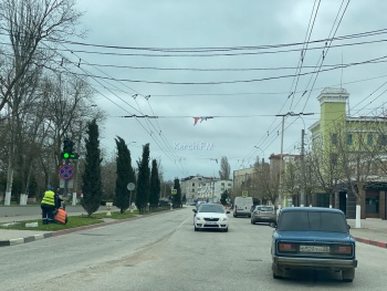 Новости » Общество: Уборка дорог и газонов в Керчи продолжается