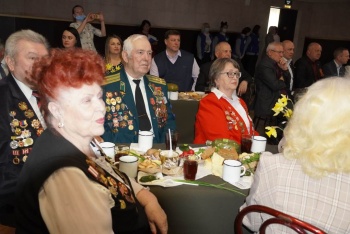 Новости » Общество: Праздничная встреча с ветеранами прошла в Керчи