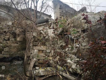 Новости » Криминал и ЧП: Подпорная стена на Митридате в Керчи упала в жилой двор