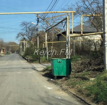 Мусорный контейнер переставили в грязь по ул. Крупской в Керчи