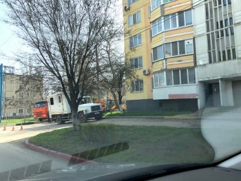 Новости » Коммуналка: Из-за порыва водовода на ул. Свердлова без воды остались около тысячи керчан