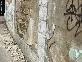 В Керчи на Козлова на тротуар осыпается штукатурка со стены