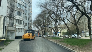 Новости » Общество: Работа идет: во дворах на ул. Юрия Гагарина уложили асфальт