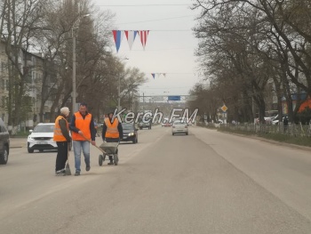 Новости » Общество: «Трудовой десант» ежедневно чистит улицы города в разных районах