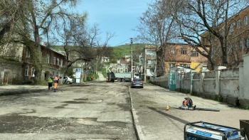 Новости » Общество: Дорогу у больницы Водников подготавливают к асфальтированию