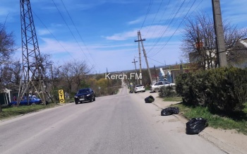 Новости » Общество: Коммунальщики вручную очищали дорогу на ул. Годыны