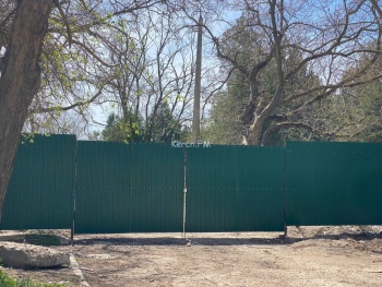 Новости » Общество: На замке: в Керчи территорию бывшего санатория «Парус» оградили забором