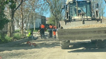 Новости » Общество: На Комарова приступили к укладке бордюрного камня