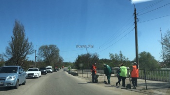 Новости » Общество: Мост на Партизанском активно приводят в порядок