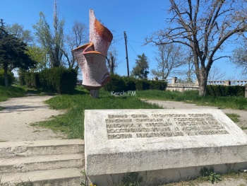 Новости » Общество: Территория у памятника подпольщикам и партизанам в Керчи заросла травой