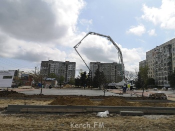 Новости » Общество: На Таврической площади уже залили участки бетоном
