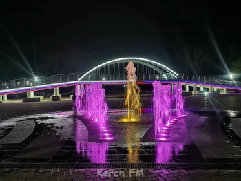 Новости » Общество: Пока без музыки: в Комсомольском парке Керчи заработал фонтан