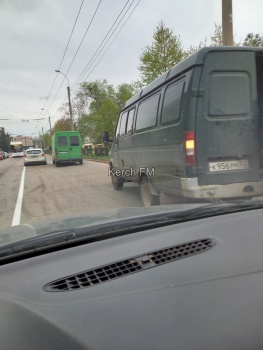Утром на Свердлова образовалась пробка из-за столкновения двух микроавтобусов