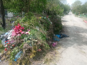 Новости » Общество: Керчан в поминальный день на кладбище встретили горы мусора