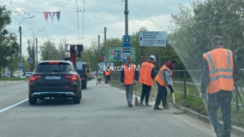 Новости » Общество: Дороги Керчи убирают к празднику