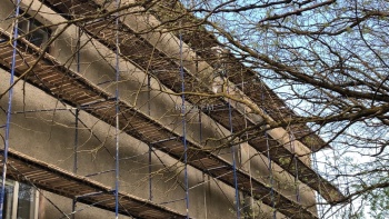 Новости » Общество: В Керчи ремонтируют фасад бассейна «Садко»