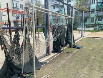 Новости » Общество: Керчане просят привести в порядок спортивную площадку на Юных Ленинцев