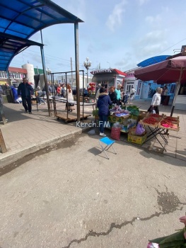 Новости » Общество: Жители Керчи не перестают жаловаться на стихийщиков на центральном рынке