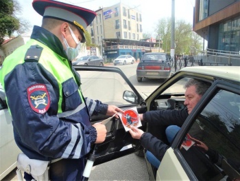 Новости » Общество: Водителям и пешеходам в Керчи правоохранители вручали Георгиевские ленты